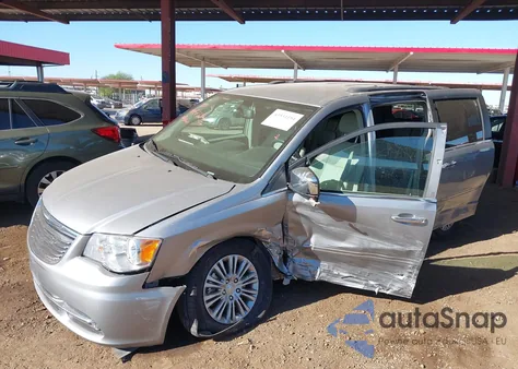 2013 Chrysler Town & Country Touring-L z USA, uszkodzony, nr VIN 2C4RC1CG1DR645636